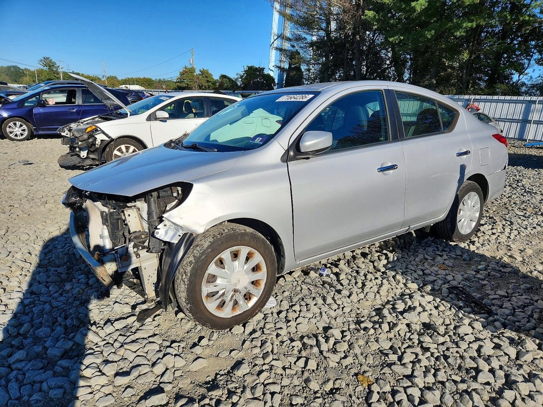 Вид 2019 NISSAN VERSA SV, угол 1