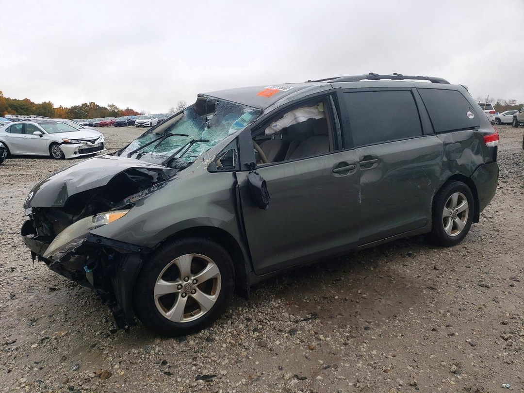 Vista de 2011 TOYOTA SIENNA LE, ángulo 1