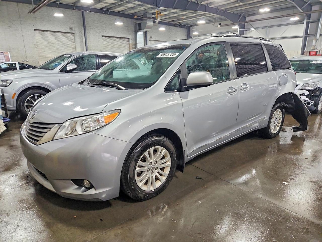 Vue de 2017 TOYOTA SIENNA XLE 8-PASSENGER, angle 1