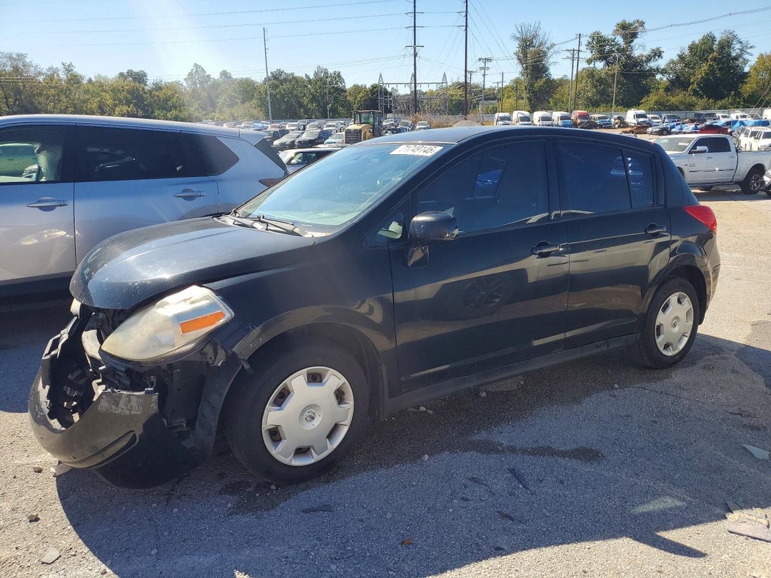 Вид 2009 NISSAN VERSA 1.8 S, угол 1