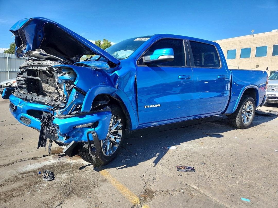 Вид 2021 RAM 1500 LARAMIE, угол 1