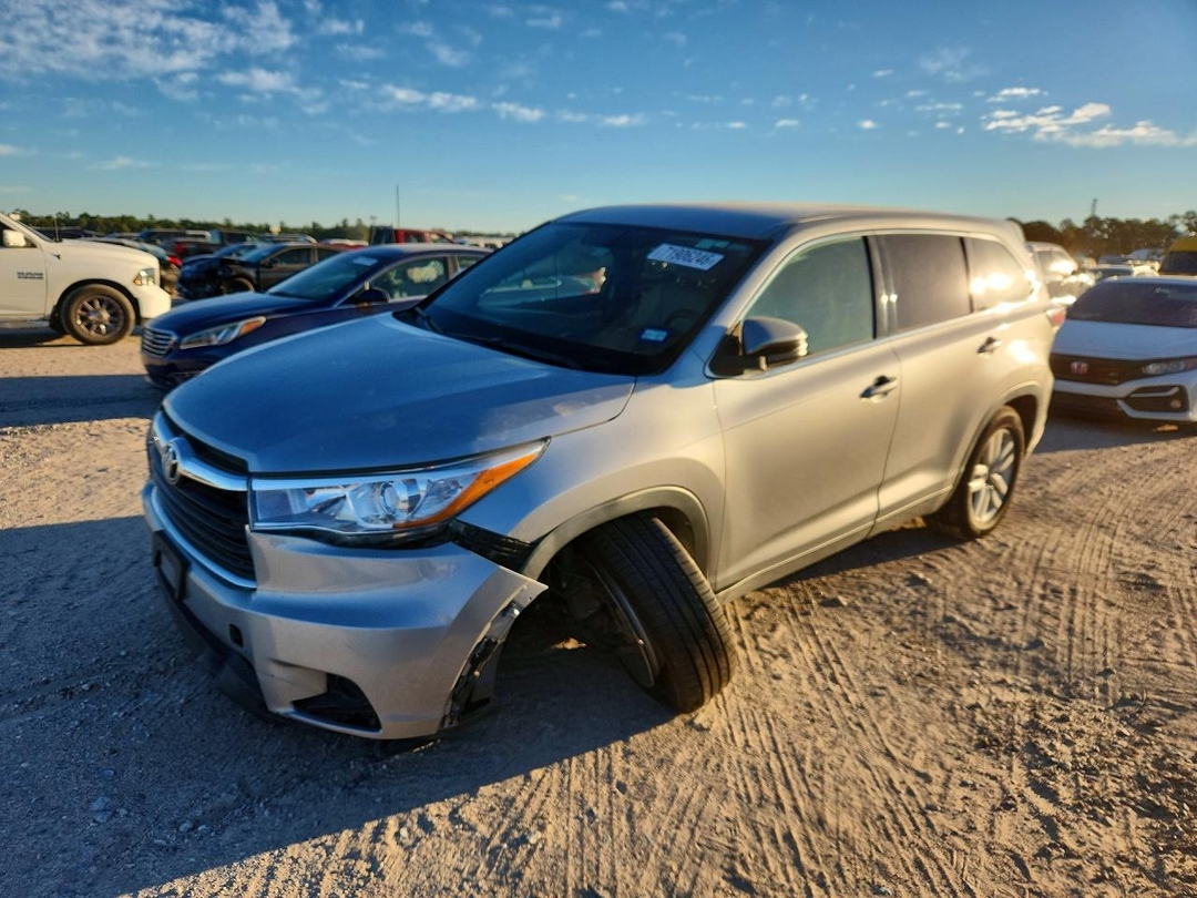 Vue de 2015 TOYOTA HIGHLANDER LE, angle 1