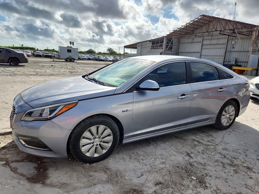 Vue de 2016 HYUNDAI SONATA HYBRID SE, angle 1