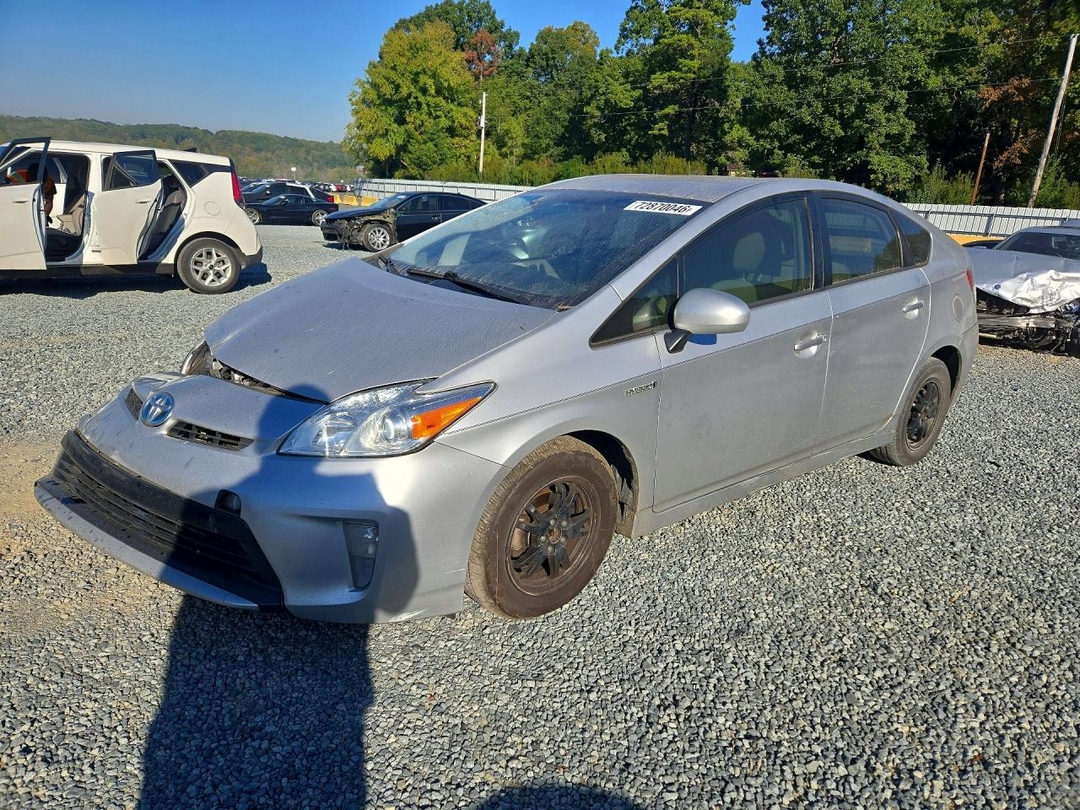 Vue de 2015 TOYOTA PRIUS TWO, angle 1