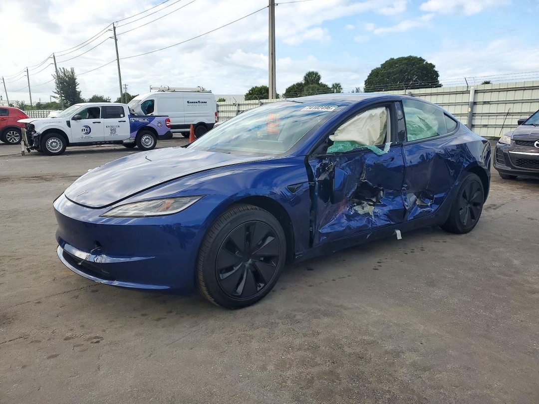 منظر 2025 TESLA MODEL 3، زاوية 1