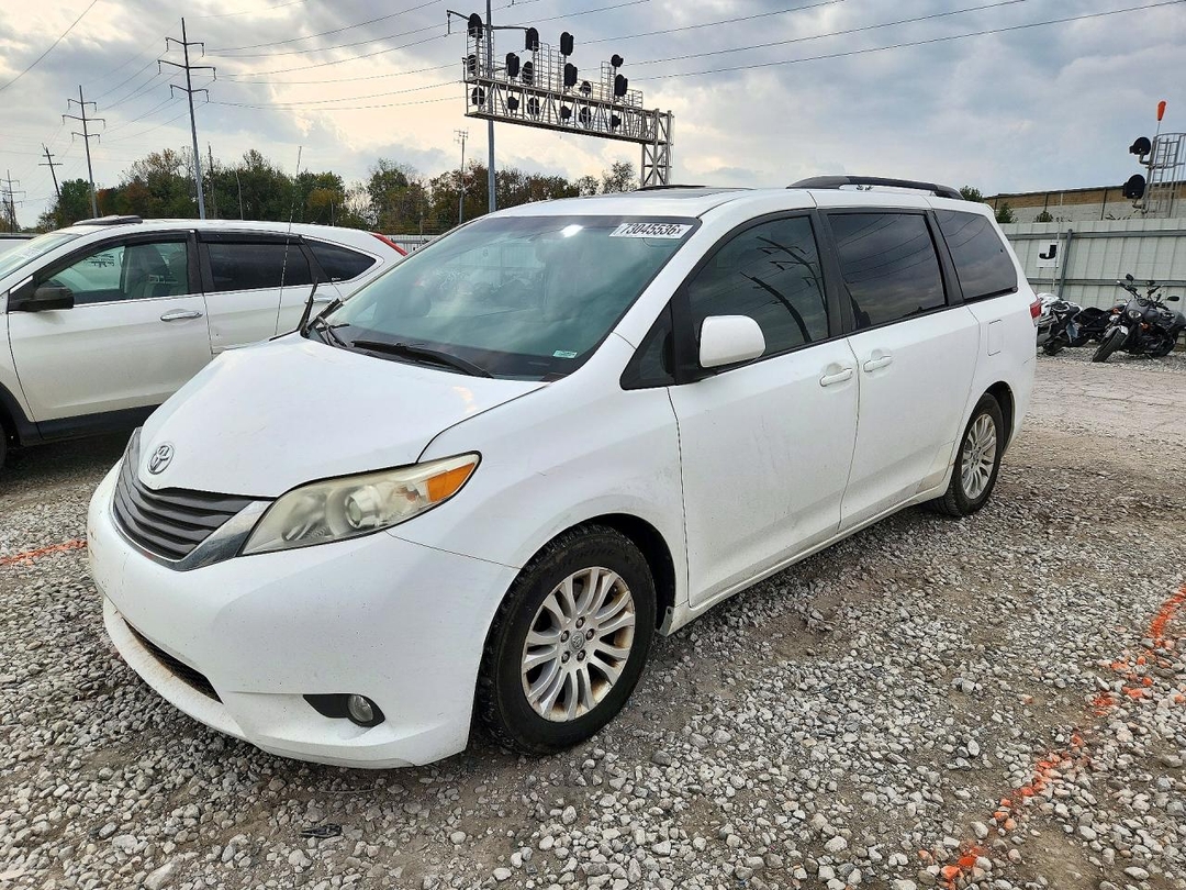 Вид 2011 TOYOTA SIENNA XLE 8-PASSENGER, угол 1