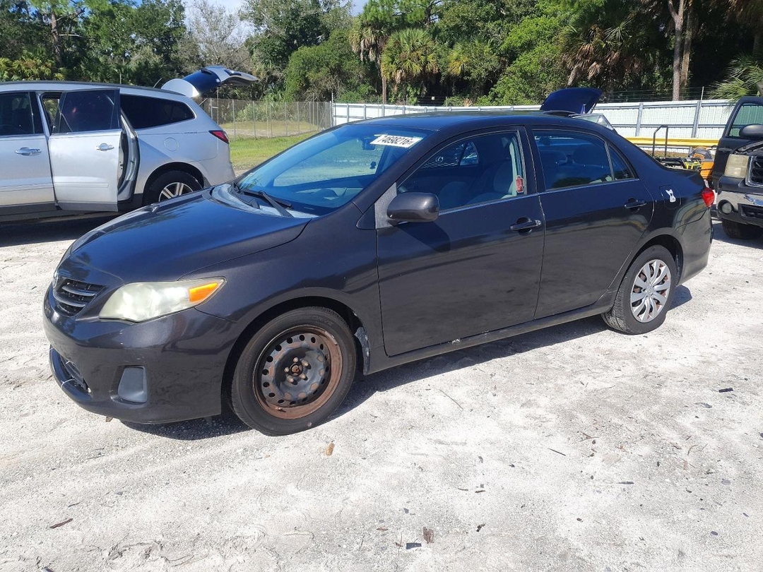 Vedere 2013 TOYOTA COROLLA LE, unghi 1