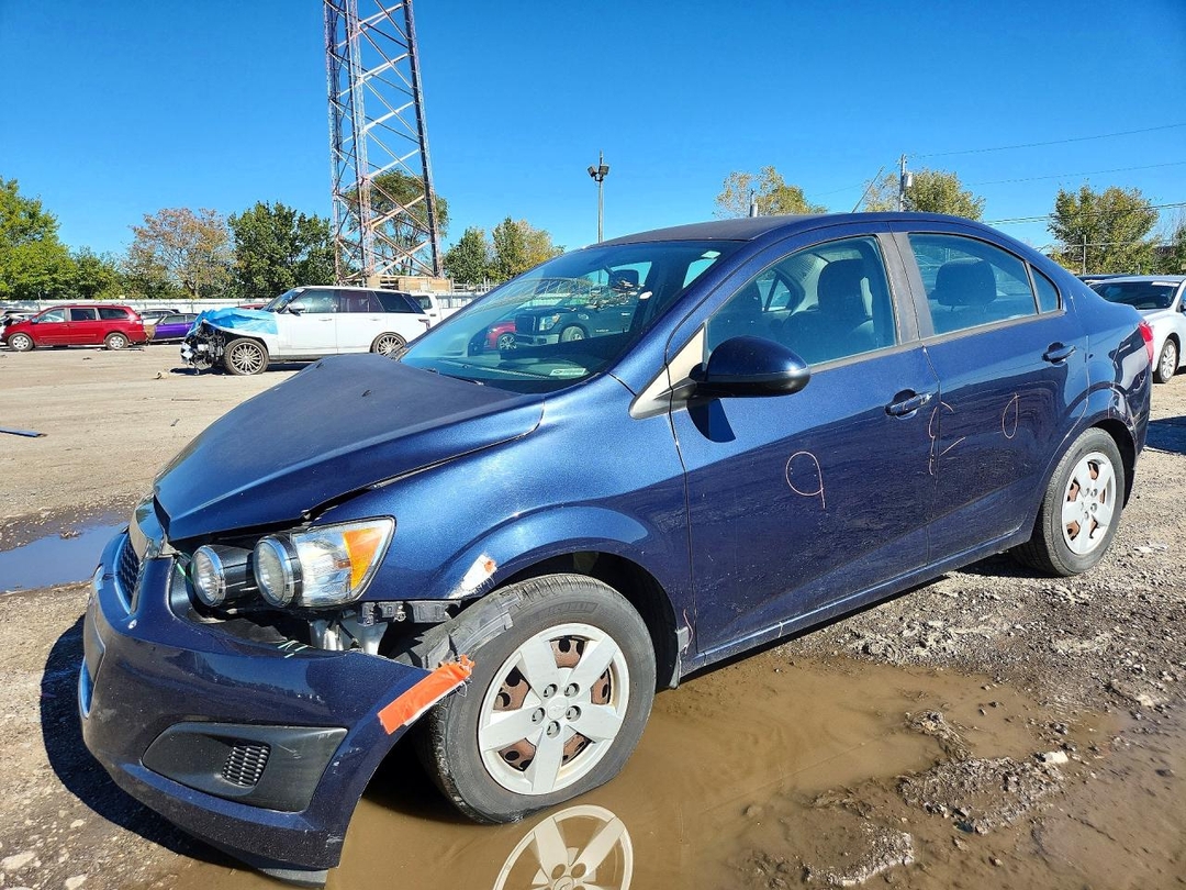 منظر 2015 CHEVROLET SONIC LS، زاوية 1