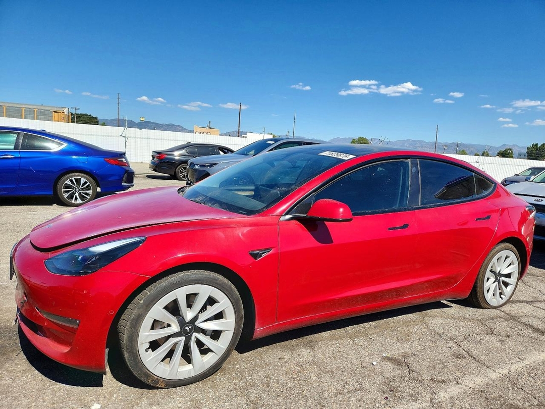 Vue de 2022 TESLA MODEL 3, angle 1