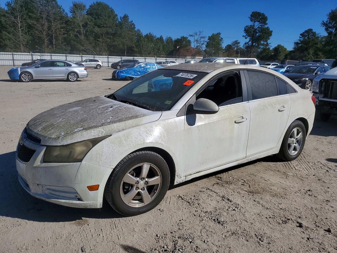Vue de 2011 CHEVROLET CRUZE LT, angle 1