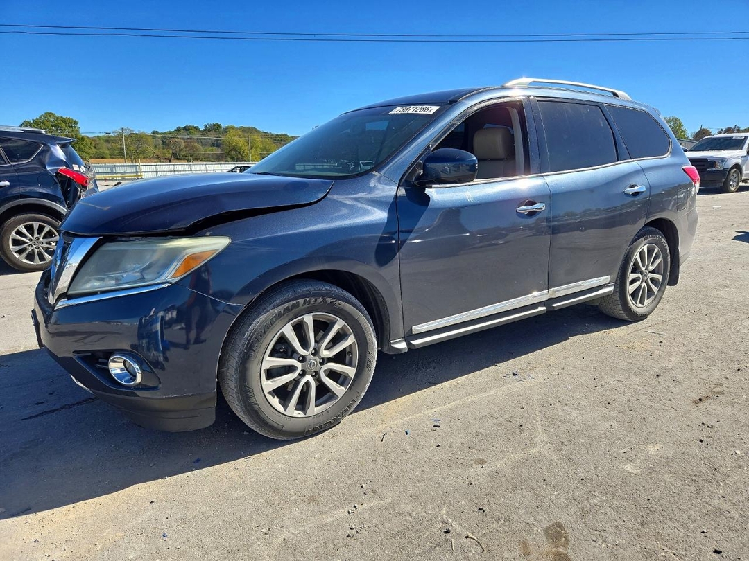 Vue de 2015 NISS PATHFINDER, angle 1