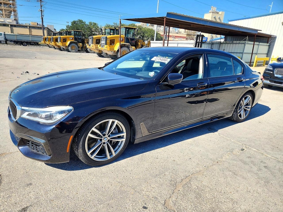 Вид 2019 BMW 750 I, угол 1