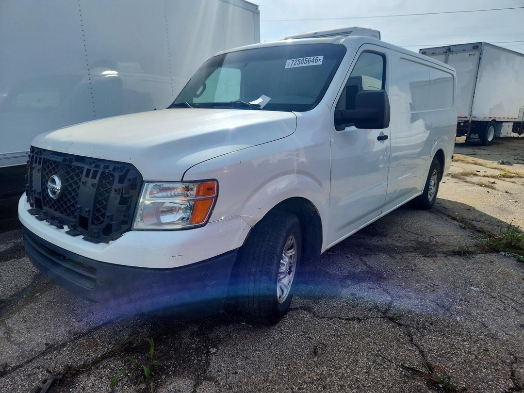 Вид 2013 NISSAN NV 2500 HD S, угол 1