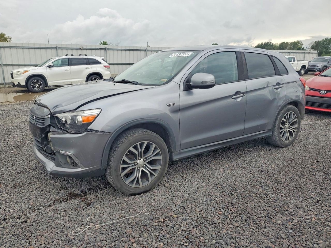 منظر 2017 MITSUBISHI OUTLANDER SPORT ES، زاوية 1