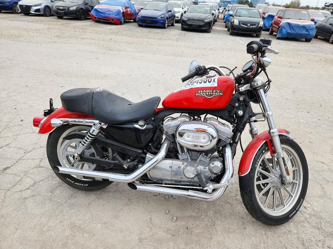 Vue de 2010 HARLEY-DAVIDSON XL883 L, angle 1
