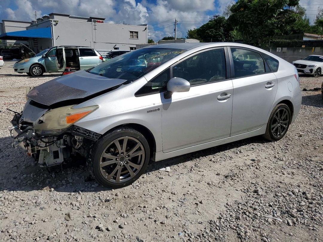 Vista de 2013 TOYOTA PRIUS THREE, ángulo 1