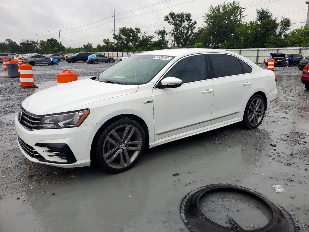 Vue de 2017 VOLKSWAGEN PASSAT R-LINE, angle 1