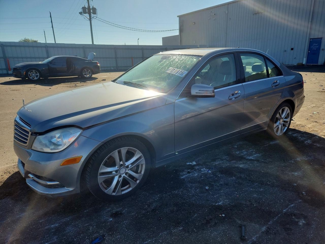 Вид 2014 MERCEDES-BENZ C 250, угол 1