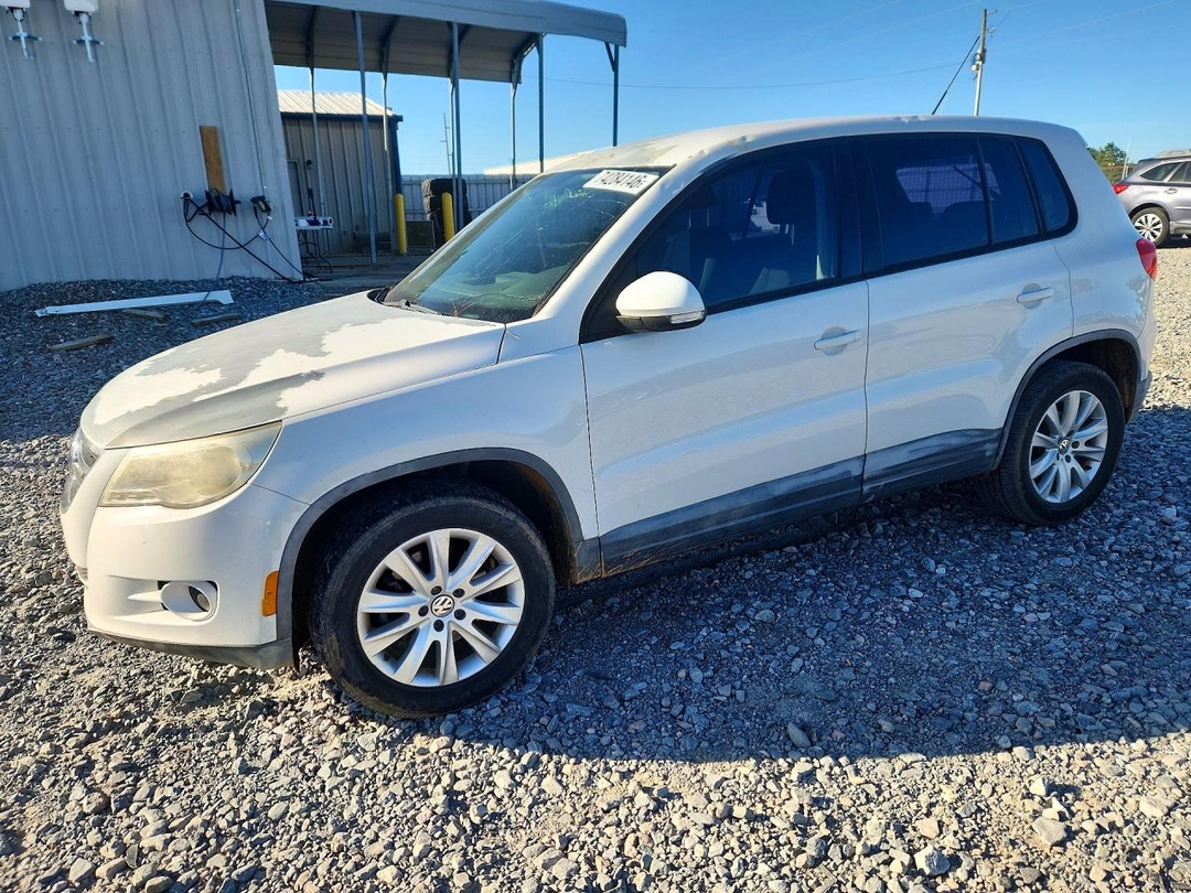 Vue de 2010 VOLKSWAGEN TIGUAN S, angle 1