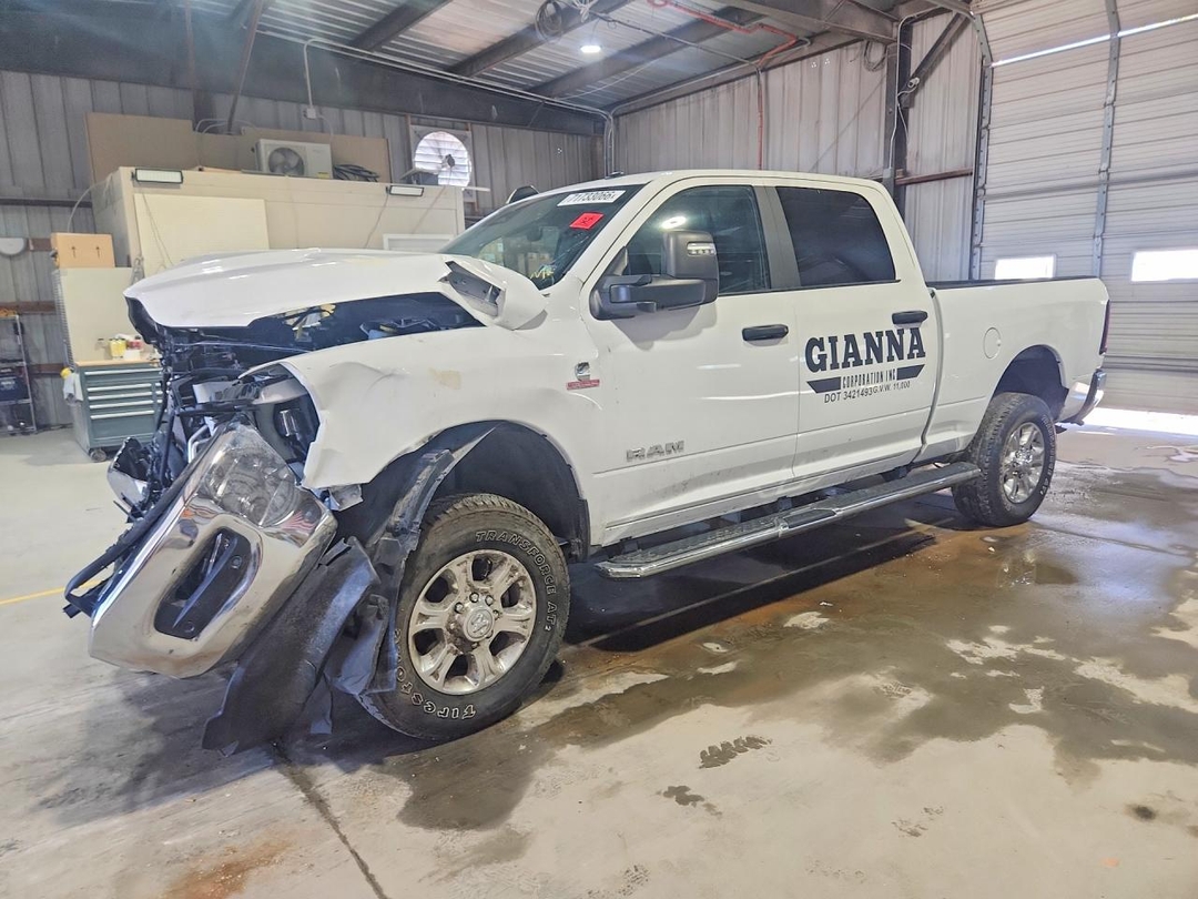 Vista de 2025 RAM 2500, ángulo 1