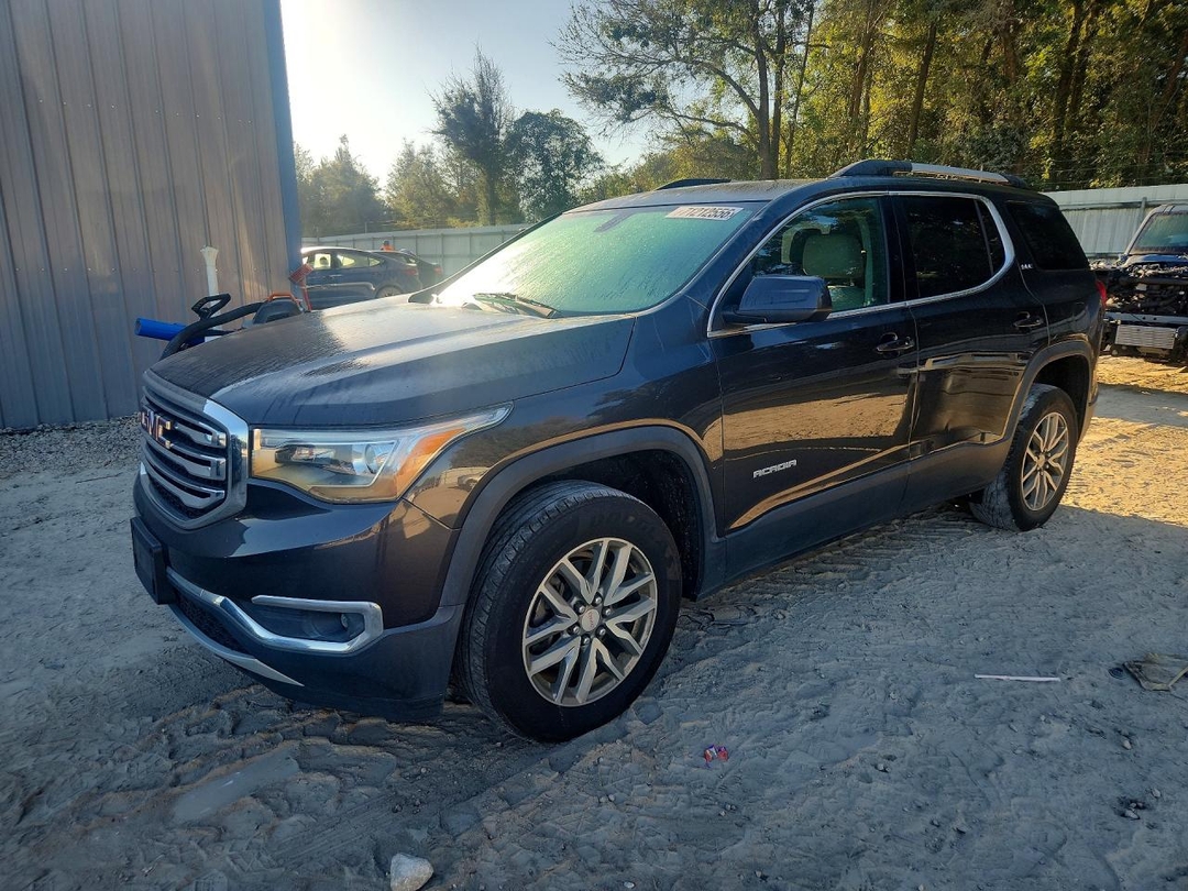 Vue de 2017 GMC ACADIA SLE, angle 1