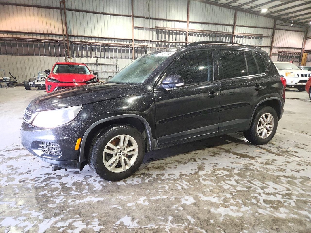 Vue de 2015 VOLKSWAGEN TIGUAN S, angle 1