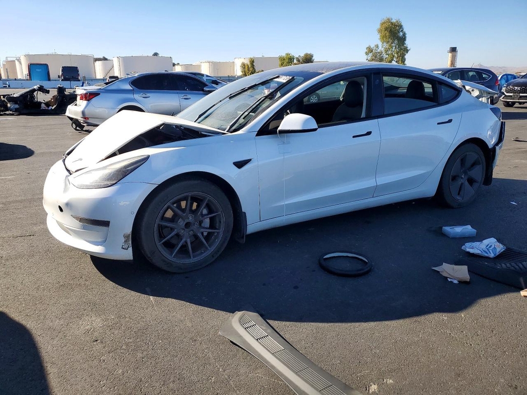 Вид 2021 TESLA MODEL 3, угол 1