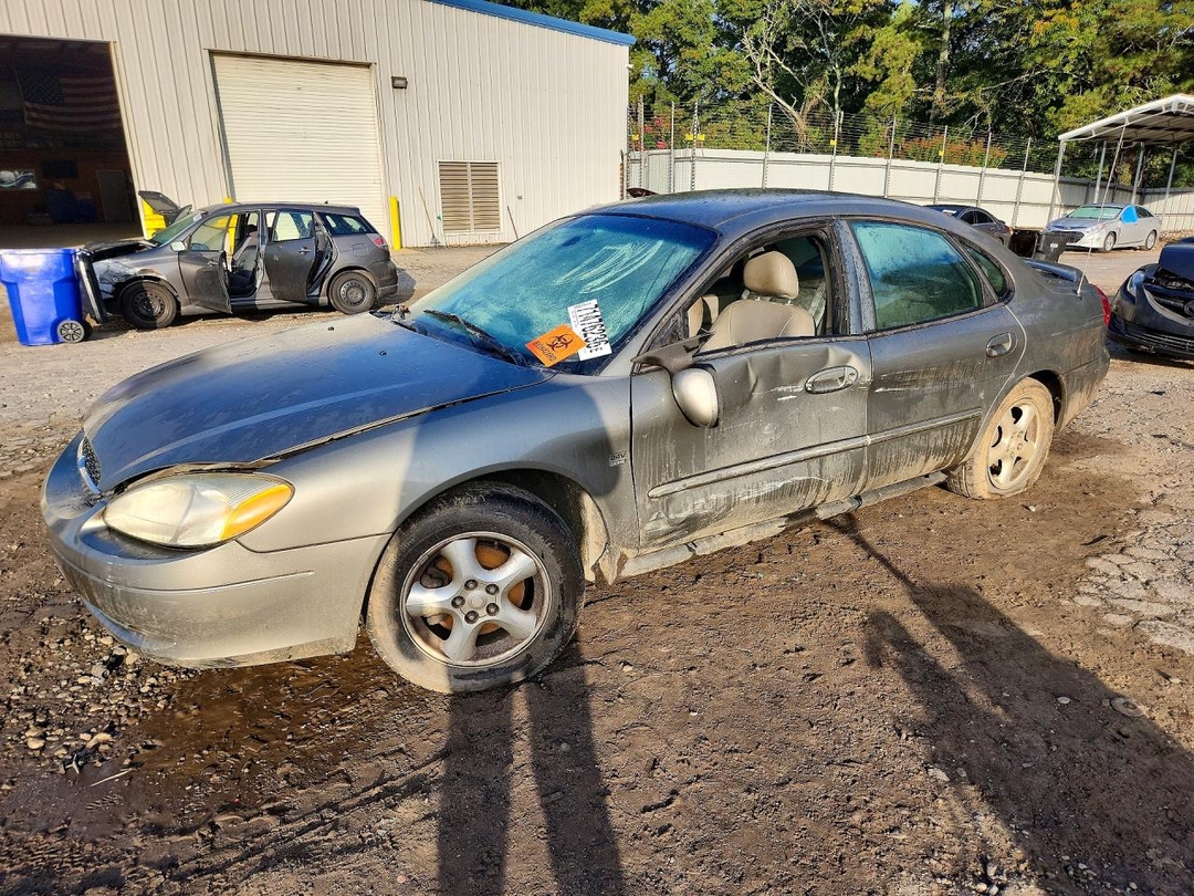 Vue de 2002 FORD TAURUS SES, angle 1