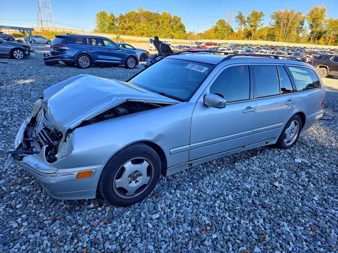 Vista de 2001 MERCEDES-BENZ E 320, ángulo 1