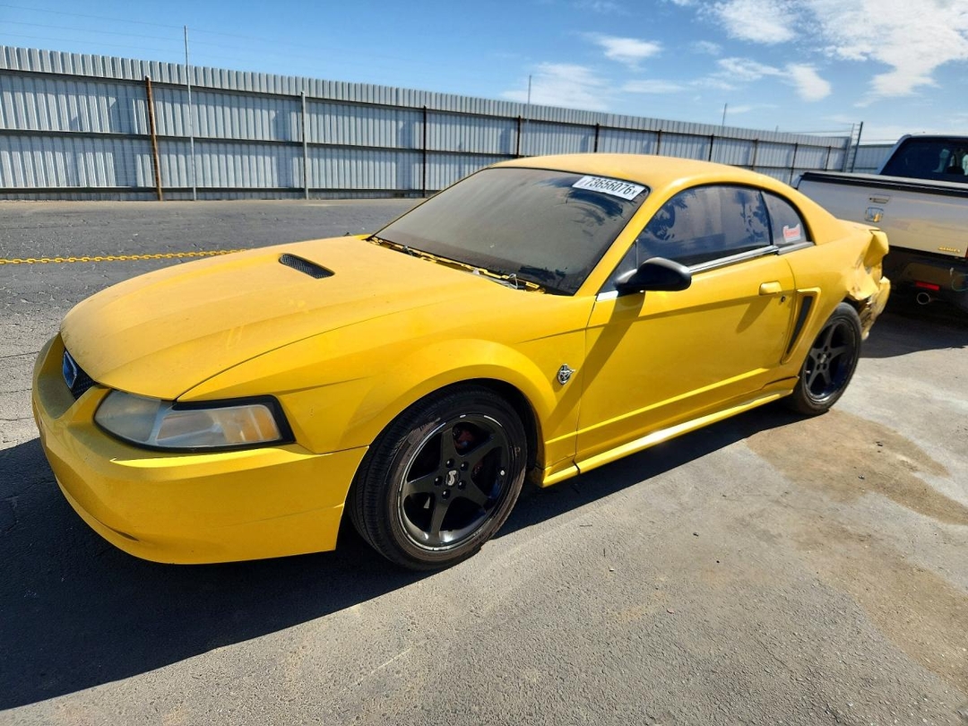 Vue de 1999 FORD MUSTANG, angle 1