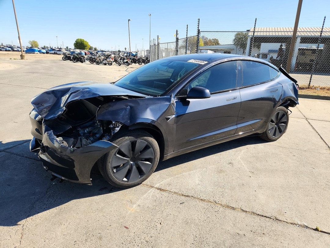 Vue de 2025 TESLA MODEL 3, angle 1