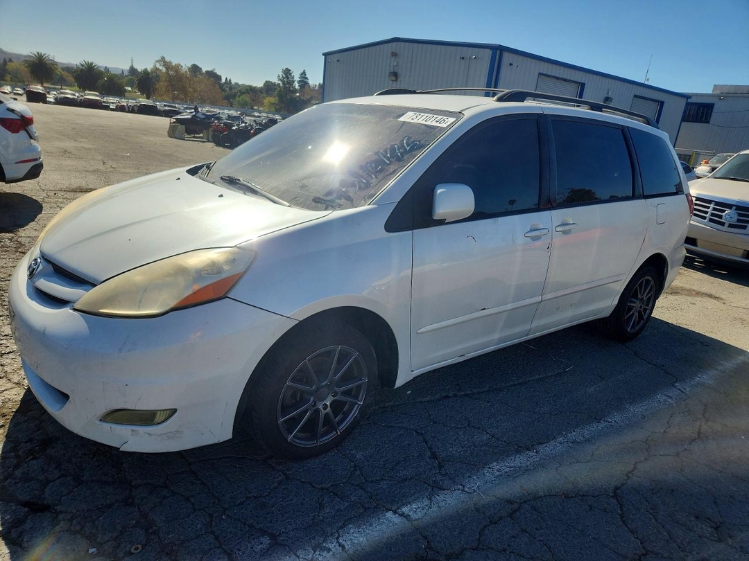 Vue de 2007 TOYOTA SIENNA XLE, angle 1