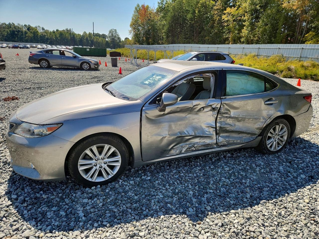 Vue de 2015 LEXUS ES 350, angle 1