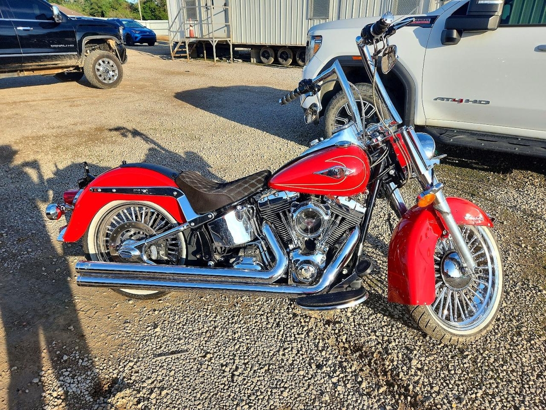 Vue de 2010 HARLEY-DAVIDSON FLSTC, angle 1