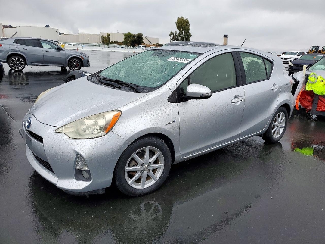 Вид 2012 TOYOTA PRIUS C FOUR, угол 1