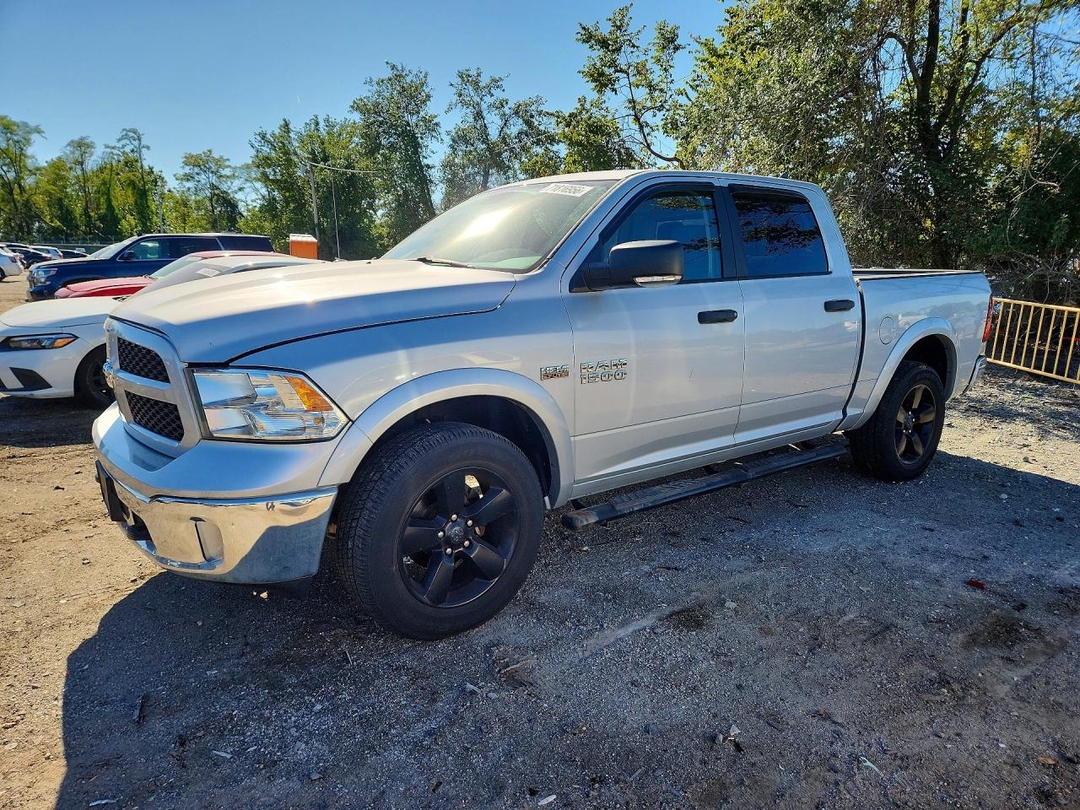 Вид 2016 RAM 1500 SLT, угол 1