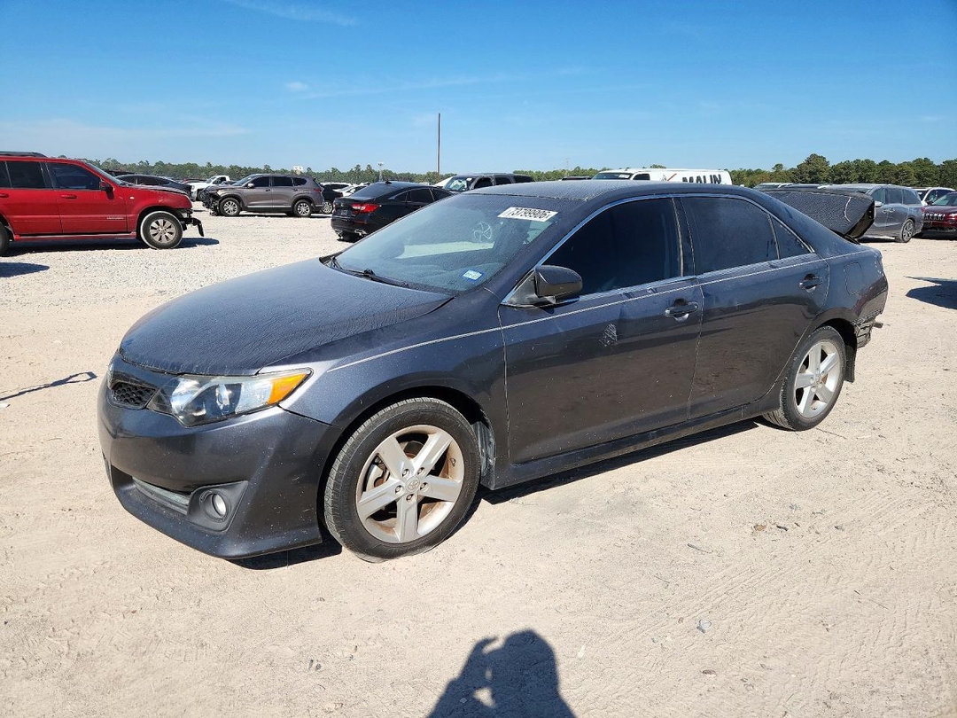 Vue de 2014 TOYOTA CAMRY SE, angle 1