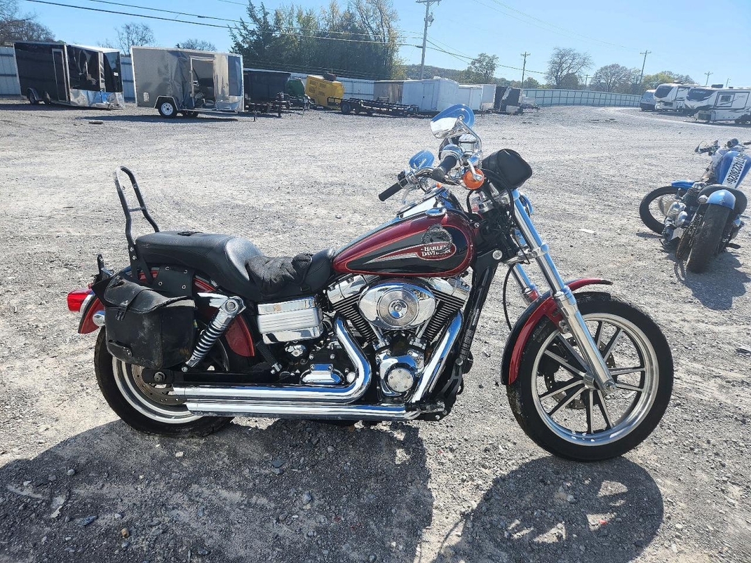 Vue de 2006 HARLEY-DAVIDSON FXDLI, angle 1