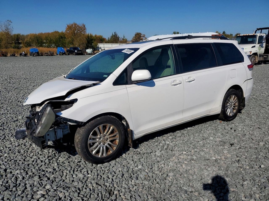 منظر 2012 TOYOTA SIENNA XLE 8-PASSENGER، زاوية 1