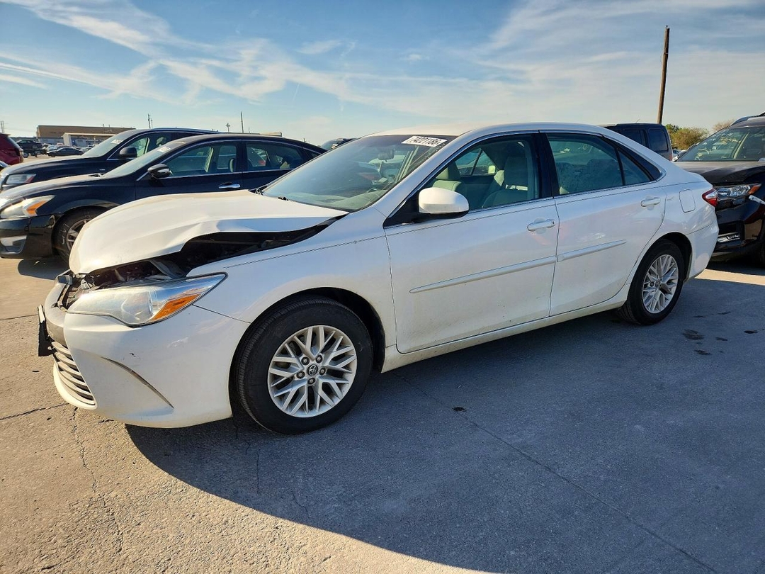 Vue de 2016 TOYOTA CAMRY LE, angle 1