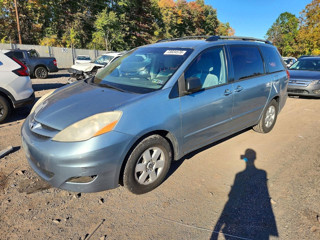 Vista de 2007 TOYOTA SIENNA CE 8-PASSENGER, ángulo 1
