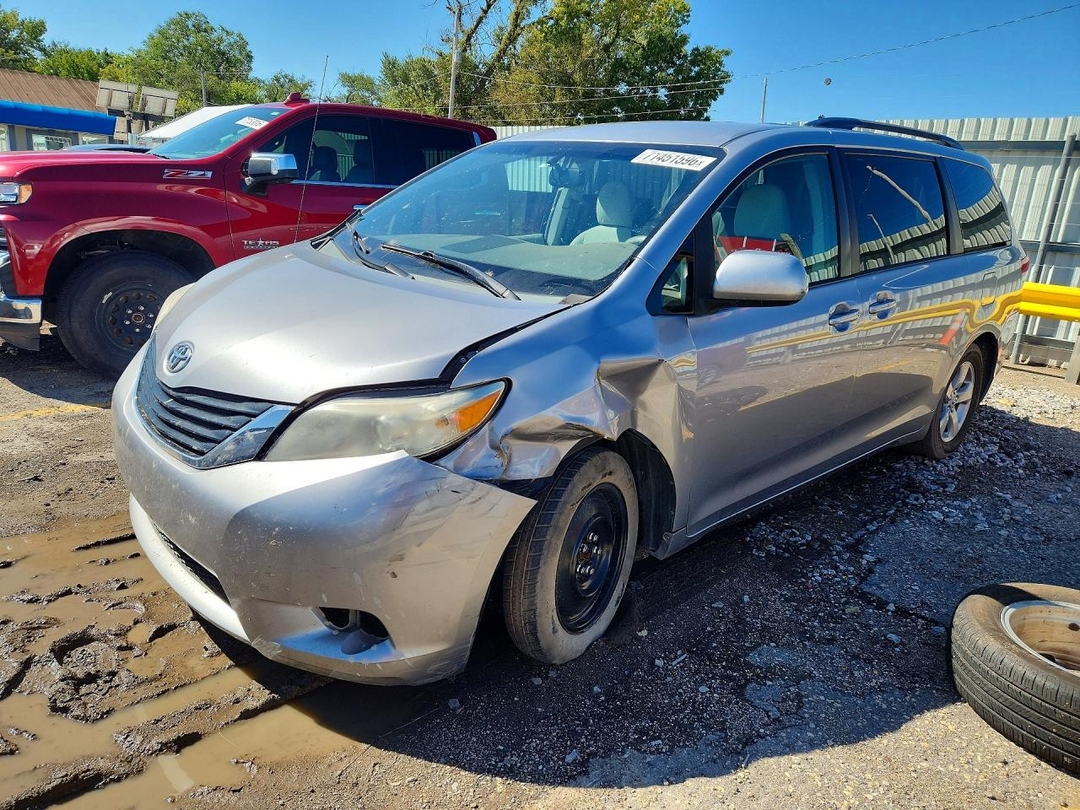 Vue de 2012 TOYOTA SIENNA LE, angle 1