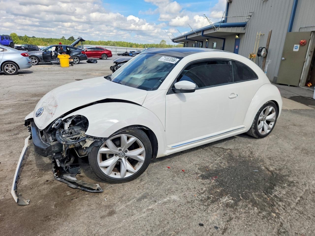 Вид 2014 VOLKSWAGEN BEETLE, угол 1