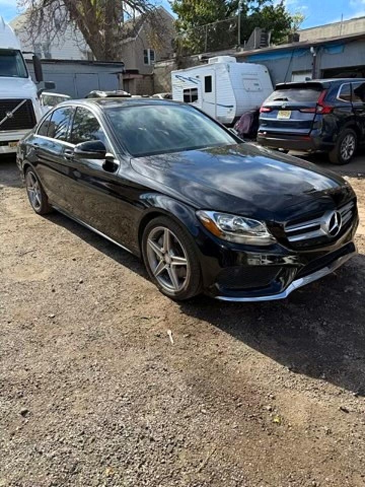 Vue de 2016 MERCEDES-BENZ C 300, angle 1
