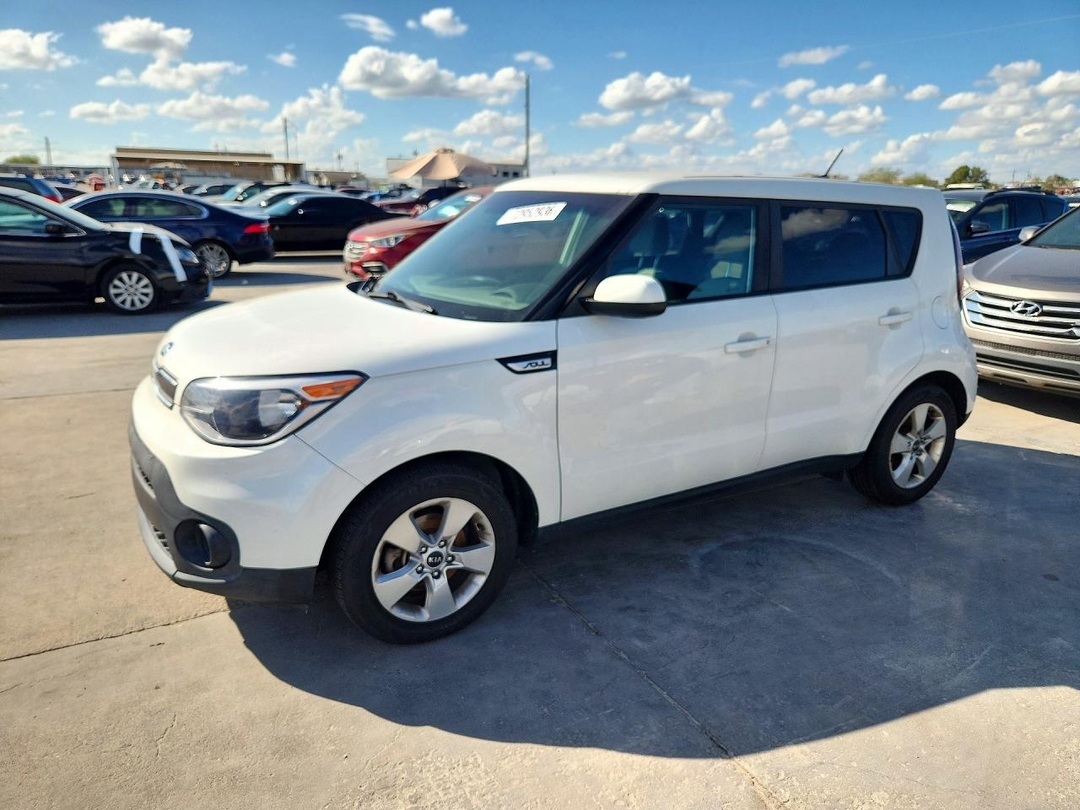 Vue de 2017 KIA SOUL BASE, angle 1