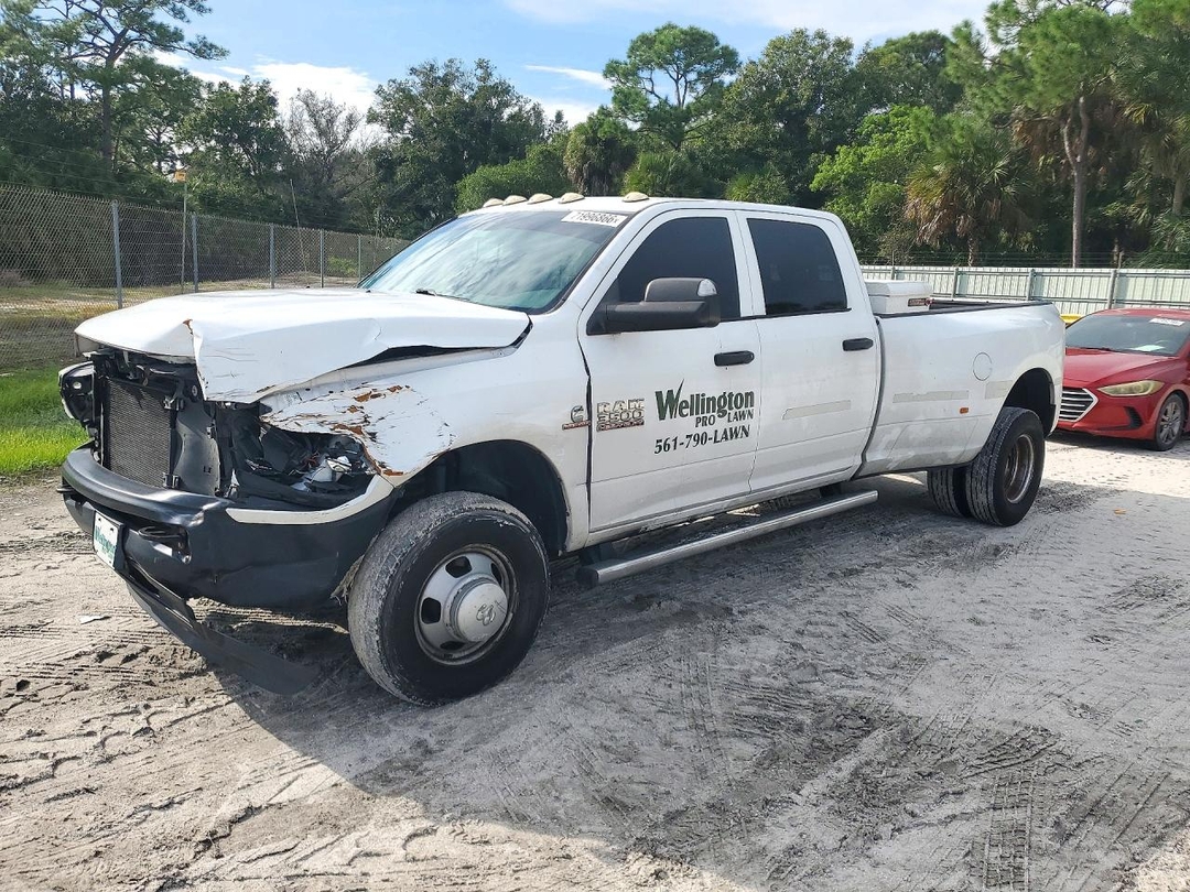 منظر 2018 RAM 3500 ST، زاوية 1