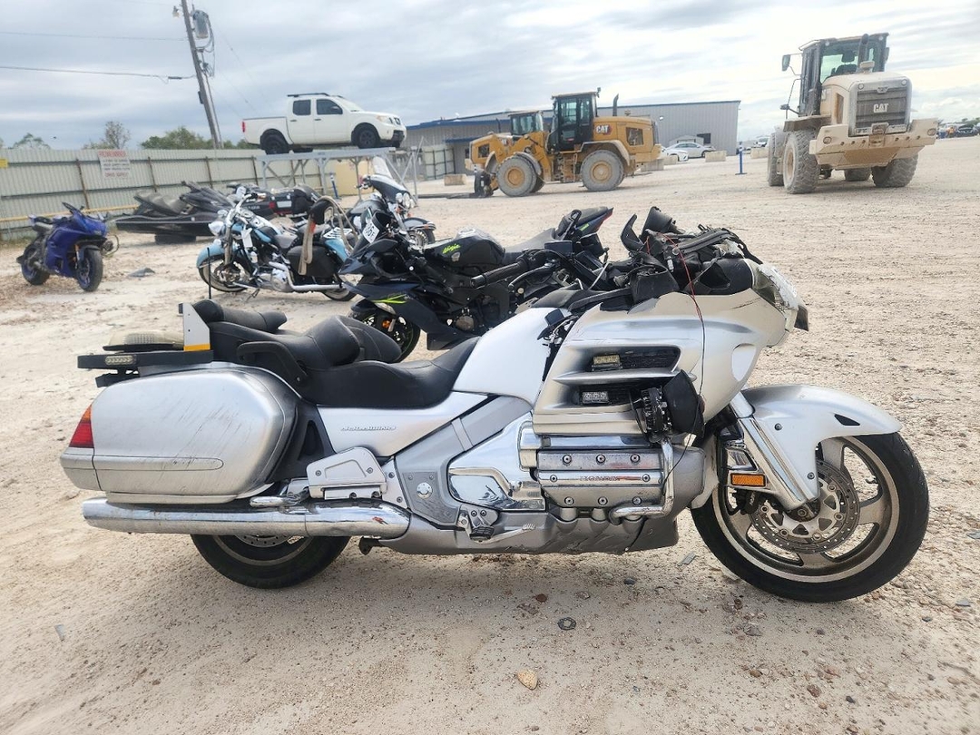 Vue de 2005 HONDA GL1800 A, angle 1