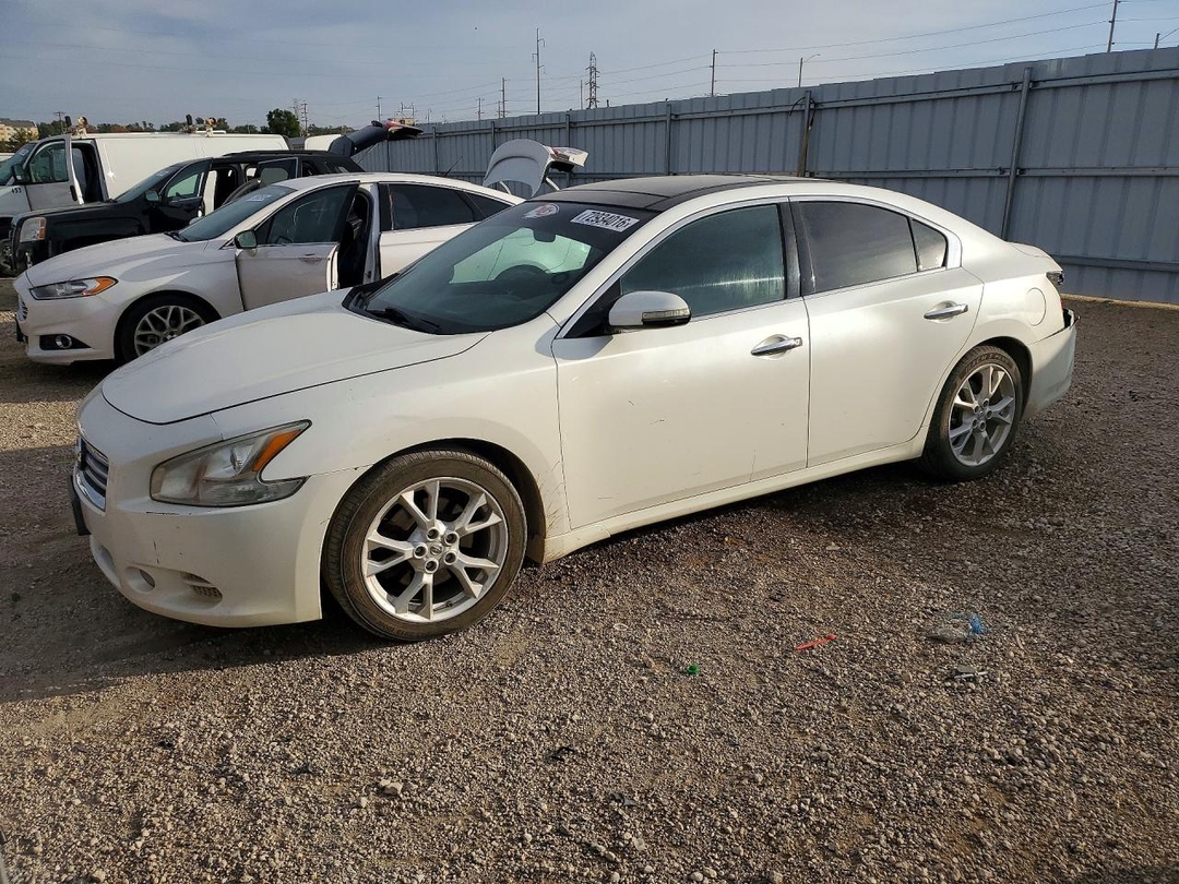 Vue de 2014 NISSAN MAXIMA 3.5 SV, angle 1