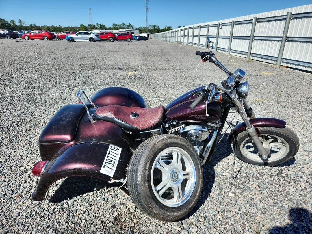 Vista de 2005 HARLEY-DAVIDSON FXDCI, ángulo 1