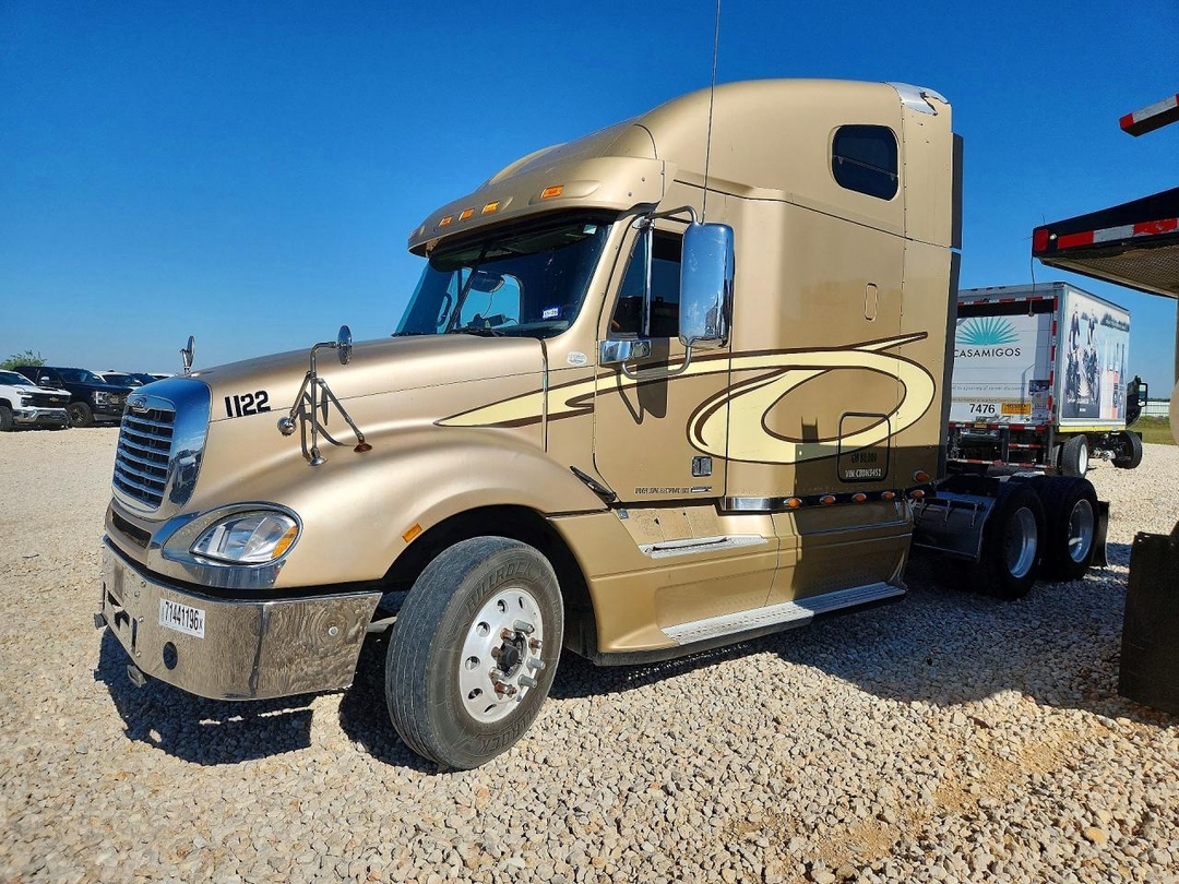 Vue de 2012 FREIGHTLINER CASCADIA SEMI TRUCK, angle 1